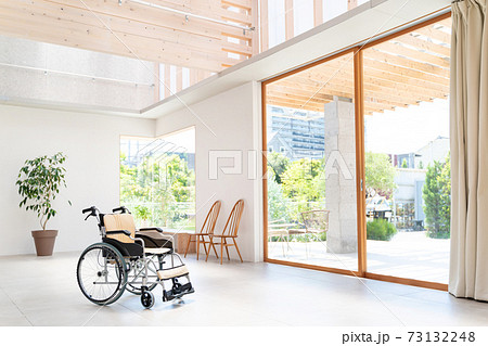 介護施設 老人ホーム 車椅子 医療イメージ 73132248