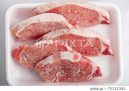 冷凍して保存した美味しいブタ肉 73132381