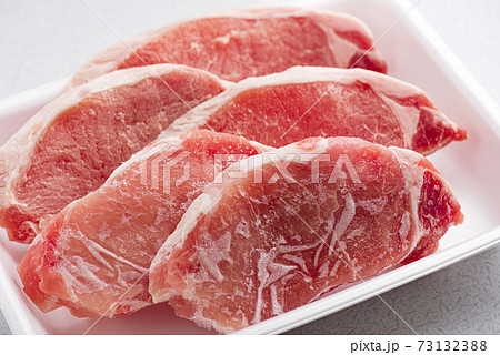 冷凍して保存した美味しいブタ肉 73132388