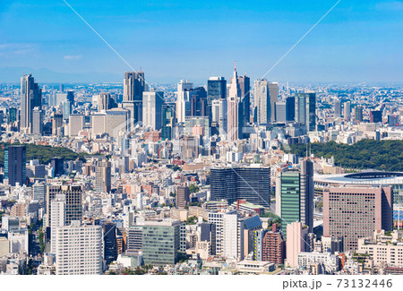 東京　新宿副都心の高層ビル 73132446