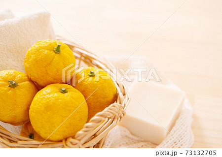 柚子 ゆず風呂イメージ素材 柚子 ゆず風呂イメージ素材 73132705