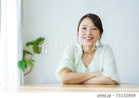 笑顔の女性 30代 1人 笑顔の女性 30代 1人 73132809