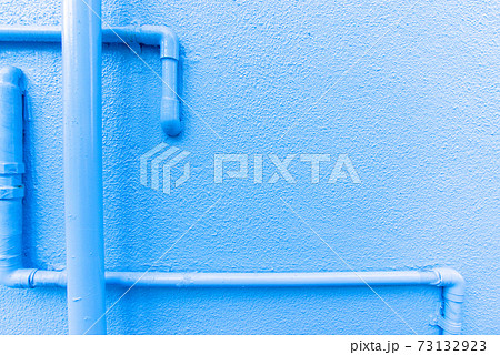 テクスチャー　青い壁とパイプ 73132923