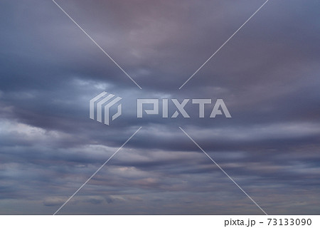 冬の空に垂れ込める雲　d-1  73133090