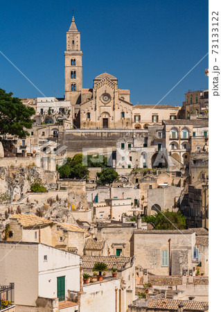 イタリア　マテーラの洞窟住居とマテーラ大聖堂 73133122