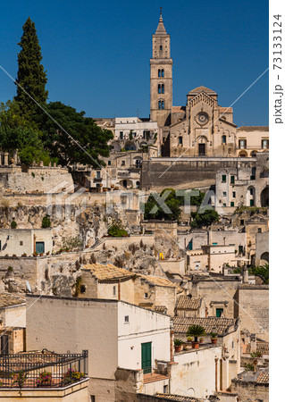 イタリア　マテーラの洞窟住居とマテーラ大聖堂 73133124