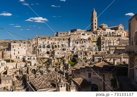 イタリア　マテーラの洞窟住居とマテーラ大聖堂 73133137