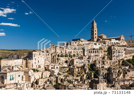 イタリア　マテーラの洞窟住居とマテーラ大聖堂 73133146