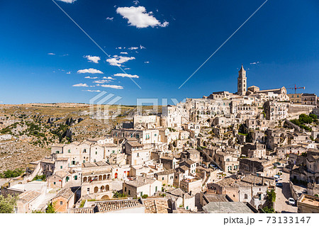 イタリア　マテーラの洞窟住居とマテーラ大聖堂 73133147