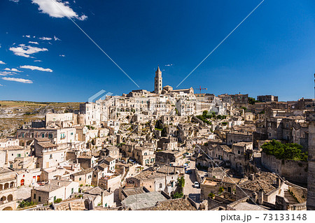 イタリア　マテーラの洞窟住居とマテーラ大聖堂 73133148