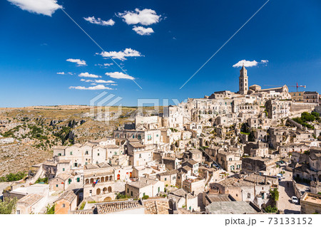 イタリア　マテーラの洞窟住居とマテーラ大聖堂 73133152