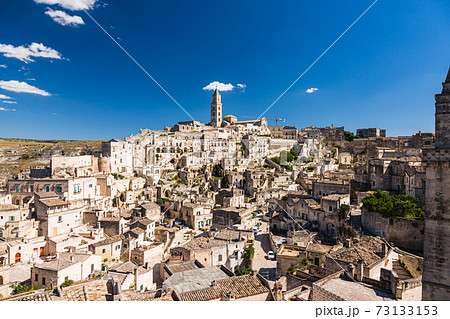 イタリア　マテーラの洞窟住居とマテーラ大聖堂 73133153