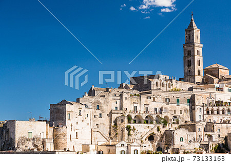 イタリア　マテーラの洞窟住居とマテーラ大聖堂 73133163