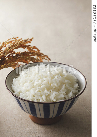 稲と茶碗に盛ったご飯 73133182