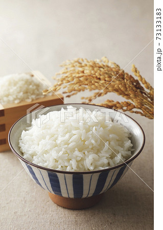 稲と茶碗に盛ったご飯 稲と茶碗に盛ったご飯 73133183