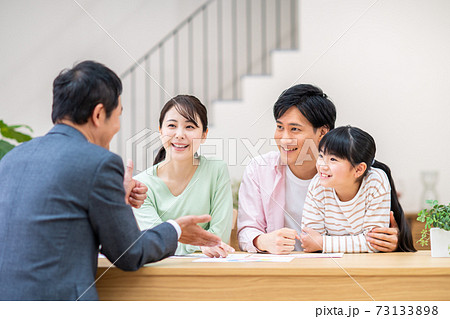 営業を受ける若い家族 73133898