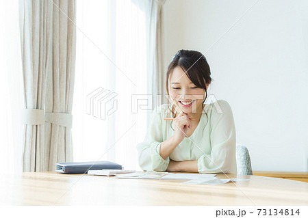 家計簿をつける主婦 家計簿をつける主婦 73134814