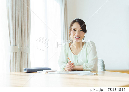 家計簿をつける主婦 73134815