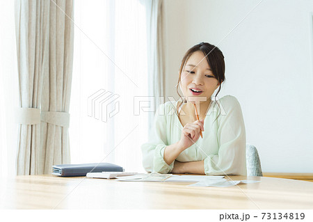 家計簿をつける主婦 家計簿をつける主婦 73134819