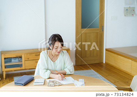 家計簿をつける主婦 家計簿をつける主婦 73134824