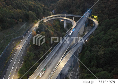しらびそ峠のループ橋の工事現場の空撮 73134979