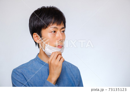 マスクをずらしている男性 あごマスク マスクをずらしている男性 あごマスク 73135123