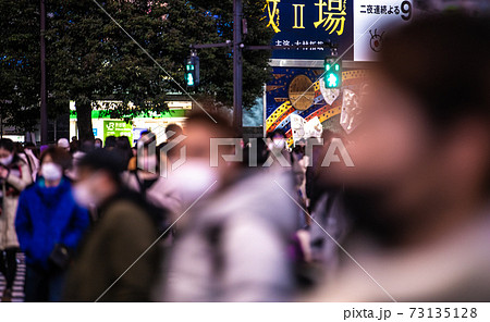日本の東京都市景観 大晦日に感染確認過去最多。コロナ禍の渋谷。脅威の人、人、人＝12月31日 73135128