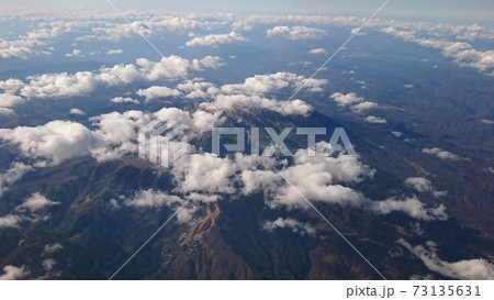 上空からの雲がかる御嶽山 上空からの雲がかる御嶽山 73135631