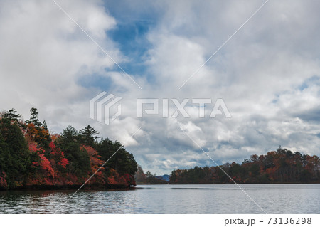 【奥日光、湯ノ湖の紅葉】 73136298
