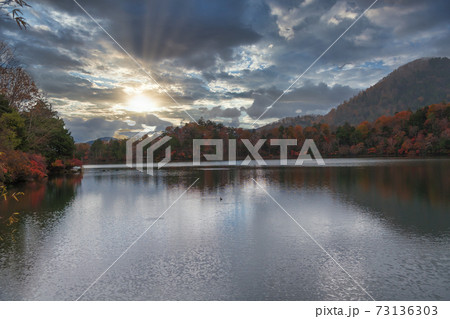 【奥日光、湯ノ湖の紅葉】 【奥日光、湯ノ湖の紅葉】 73136303