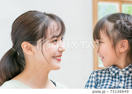 女の子の子育て 73136649