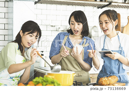 キッチンで料理をする女性 料理教室 キッチンで料理をする女性 料理教室 73136669