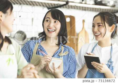 キッチンで料理をする女性 料理教室 キッチンで料理をする女性 料理教室 73136672