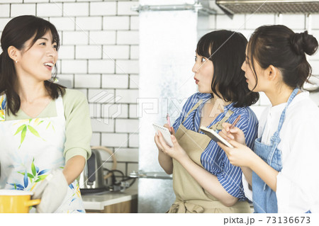 キッチンで料理をする女性　料理教室 73136673
