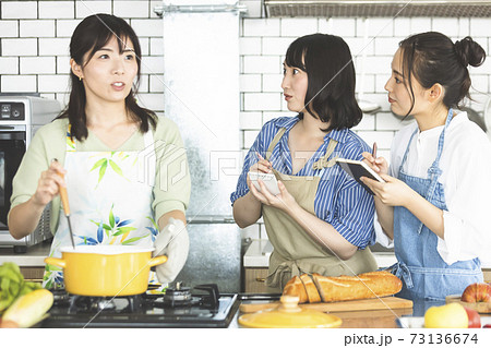 キッチンで料理をする女性 料理教室 キッチンで料理をする女性 料理教室 73136674