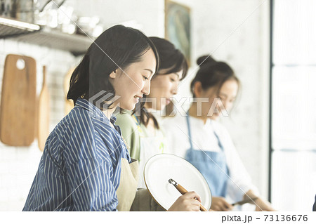 キッチンで料理をする女性　料理教室 73136676