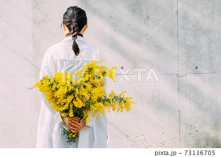 ミモザの花束を持つ女性 73136705