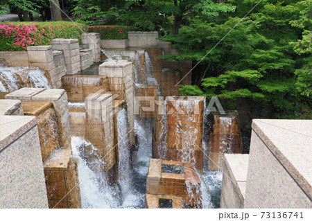 御殿山庭園 新緑 つつじ 池 噴水 御殿山庭園 新緑 つつじ 池 噴水 73136741
