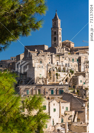イタリア　マテーラの洞窟住居とマテーラ大聖堂 73137004
