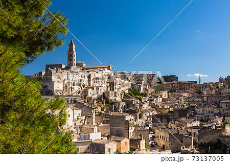 イタリア　マテーラの洞窟住居とマテーラ大聖堂 73137005