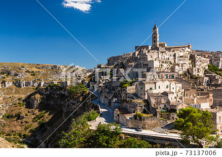 イタリア　マテーラの洞窟住居とマテーラ大聖堂とムルジャ マテラナ公園 73137006