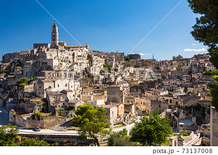 イタリア　マテーラの洞窟住居とマテーラ大聖堂 73137008