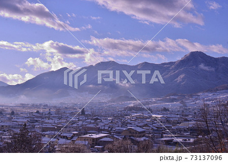稲荷山公園から眺める朝靄のかかる雪景色 73137096