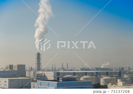 【川崎マリエンからの眺望　京浜工業地域の東扇島火力発電所の煙突を望む】 73137208