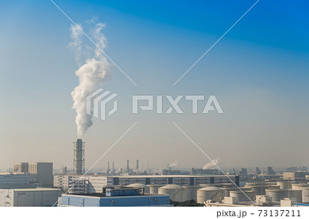 【川崎マリエンからの眺望 京浜工業地域の東扇島火力発電所の煙突を望む】 【川崎マリエンからの眺望 京浜工業地域の東扇島火力発電所の煙突を望む】 73137211