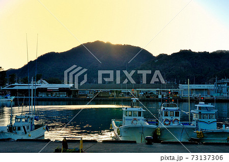 ヨットハーバーの夕暮れ 73137306