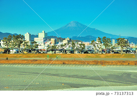 冬枯れの安倍川と富士山と静岡市の風景 73137313