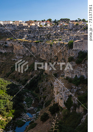 イタリア　マテーラの渓谷と町並み 73137361
