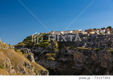 イタリア　マテーラの渓谷と町並み 73137363