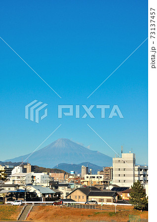 冬の富士山と静岡市の風景 冬の富士山と静岡市の風景 73137457